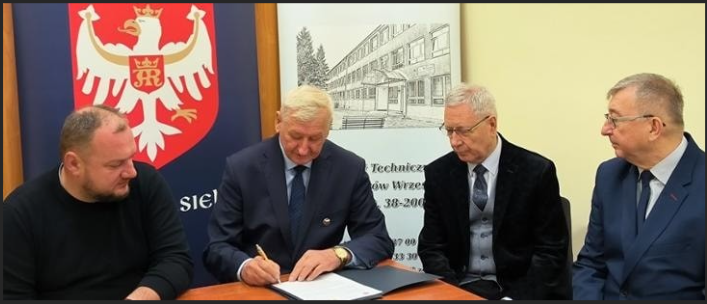 „Poprawa dostępności budynku Zespołu Szkół Technicznych im. Bohaterów Września w Jaśle”.