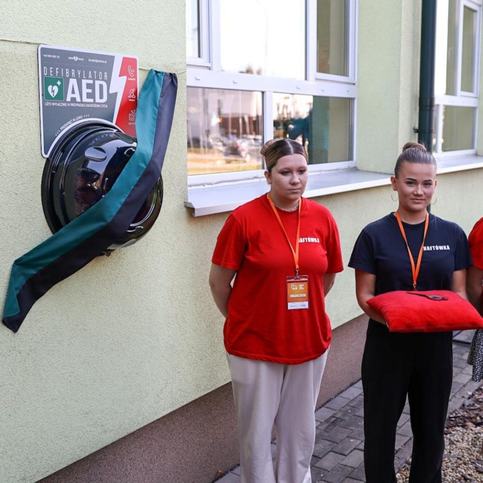 xga-kolejny-ogolnodostepny-defibrylator-w-krosnie-zawisl-przy-glownym-wejsciu-do-naftowki-1726935915-1