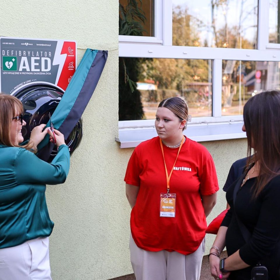 xga-kolejny-ogolnodostepny-defibrylator-w-krosnie-zawisl-przy-glownym-wejsciu-do-naftowki-1726935926-4